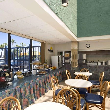 Days Inn By Wyndham Panama City Beach/Ocean Front Екстериор снимка
