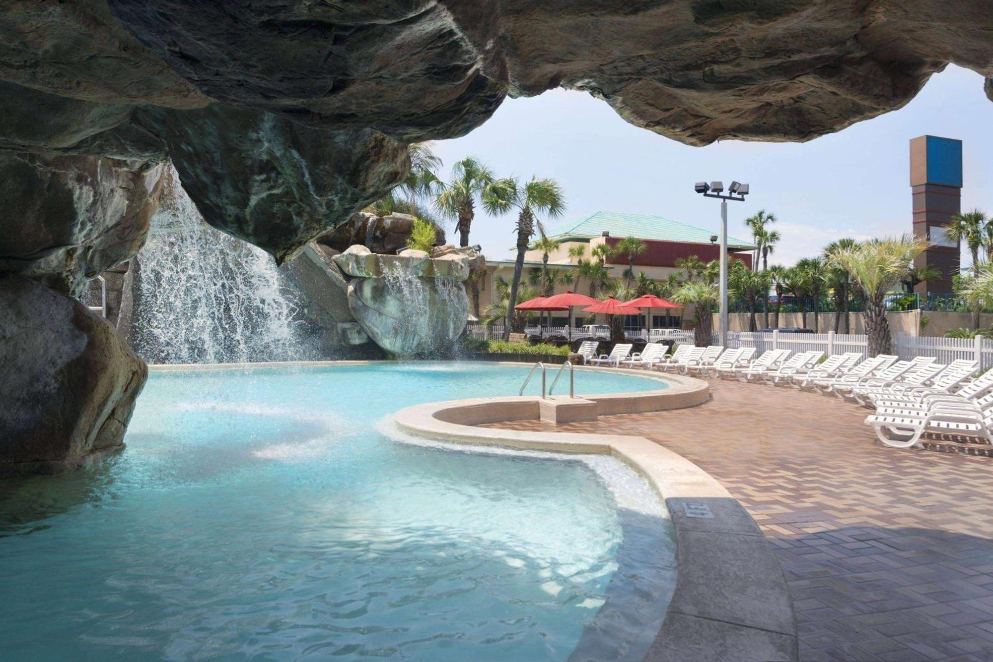 Days Inn By Wyndham Panama City Beach/Ocean Front Екстериор снимка